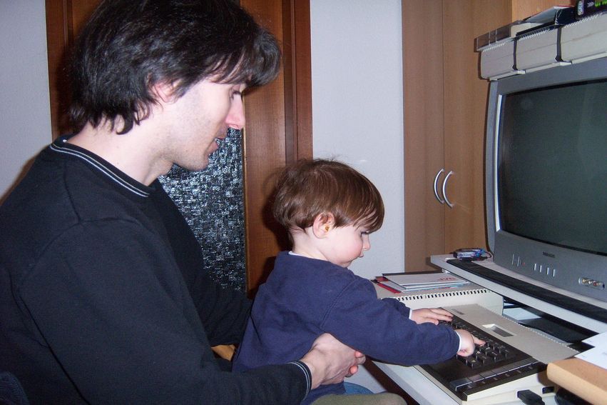 Jona_mitAtari.jpg Jona_mitAtari.jpg